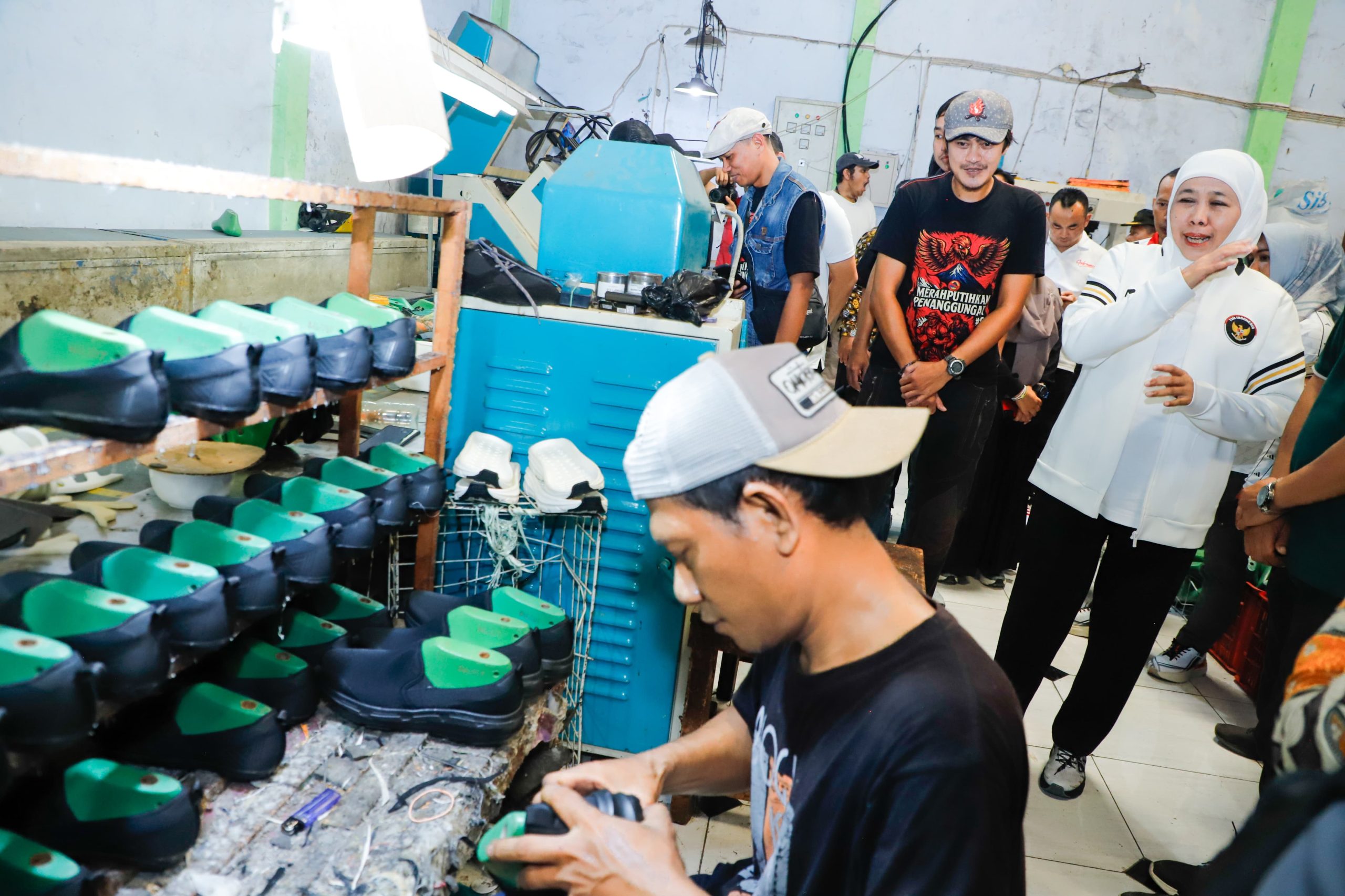 Gubernur Khofifah Puji Kualitas Sepatu Olahraga Produksi UMKM Mojokerto, Tawarkan Ikut Misi Dagang Untuk Perluas Pasar