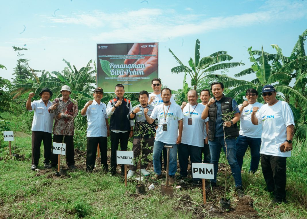 PNM dan PT Waskita Beton Gelar Penanaman Pohon Asem Jawa di Desa Kedungwonokerto, Prambon, Sidoarjo
